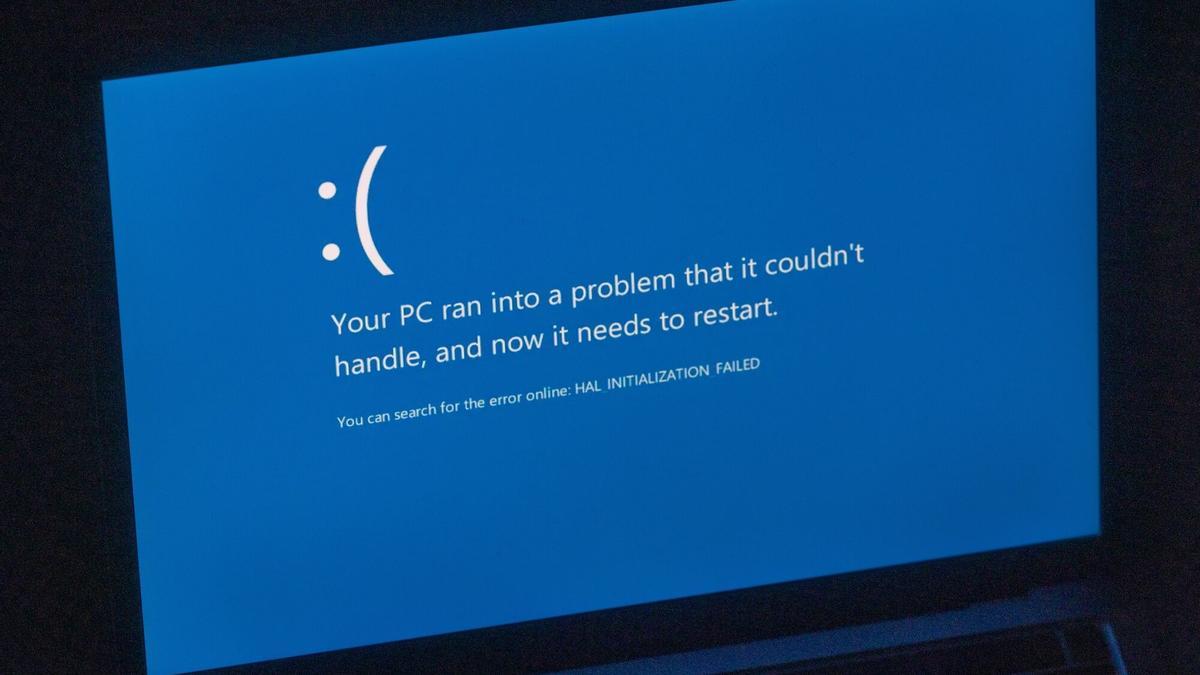 La pantalla azul que aparece en los ordenadores que usan Windows afectados por la caída informática global.