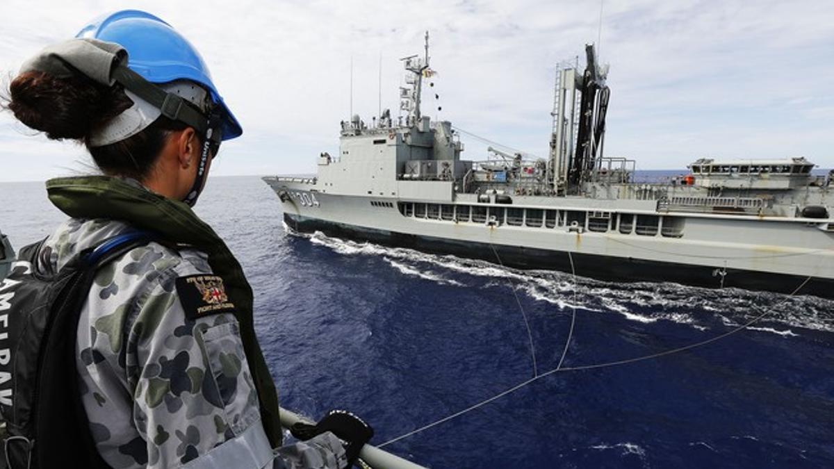 Una militar australiana supervisa la búsqueda del avión malasio, en aguas del Índico.