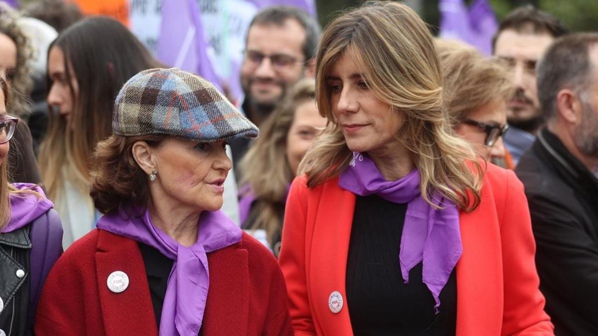 Begoña Gómez, con Carmen Calvo en la manifestación del 8-M en Madrid.