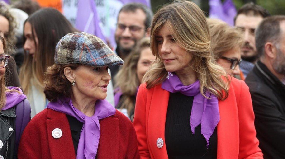 Begoña Gómez, con Carmen Calvo en la manifestación del 8-M en Madrid.