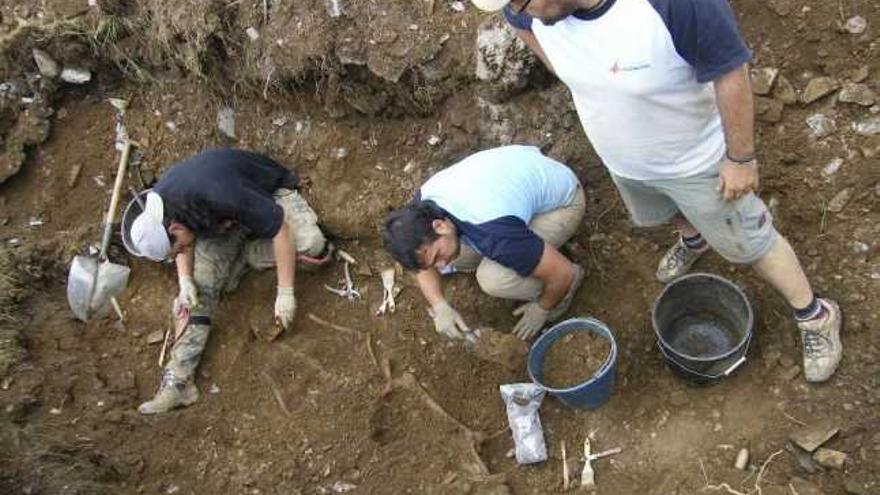 Voluntarios de la ARMH encuentran restos humanos durante una exhumación. / l. o.