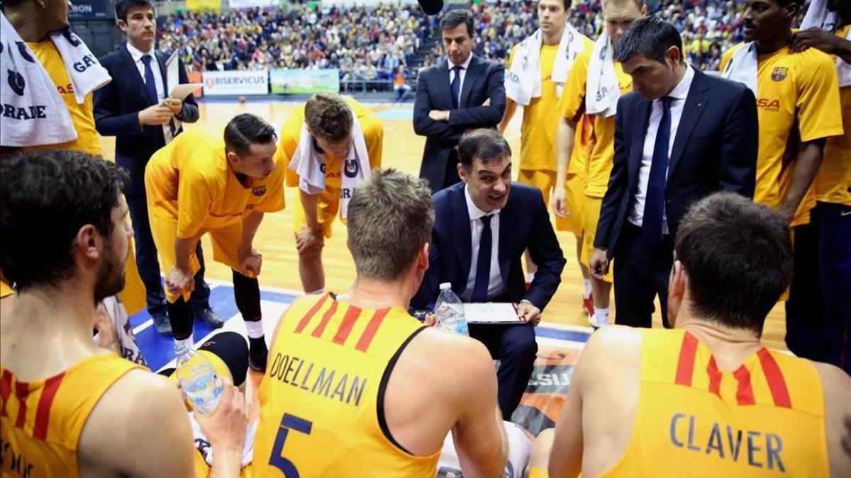 Bartzokas da instrucciones a sus jugadores en el partido de Tenerife