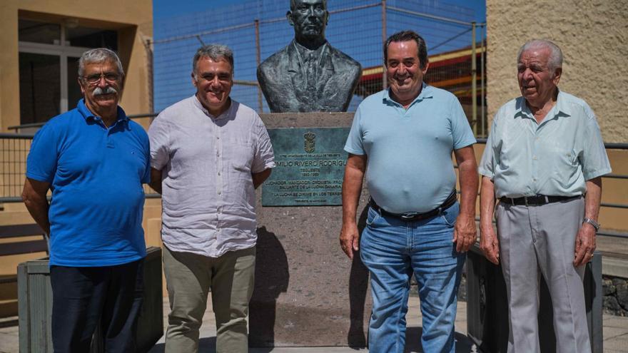 Vidal Suárez, Víctor Alonso, Florencio Rodríguez y Pedro Santos, junto al busto de Emilio Rivero. | | CARSTEN W. LAURITSEN