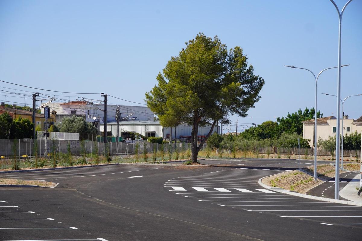Detall del aparcamiento de vehículos.