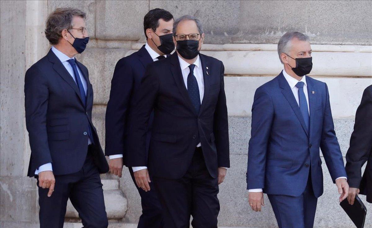 El presidente del Gobierno vasco, Inigo Urkullu; el presidente de la Generalitat de Catalunya, Quim Torra; el presidente de la Junta de Andalucía, Juan Manuel Moreno, y el presidente de la Junta de Galicia, Alberto Núñez Feijoo, de izquierda a derecha, a su llegada al Patio de la Armeria del Palacio Real. 