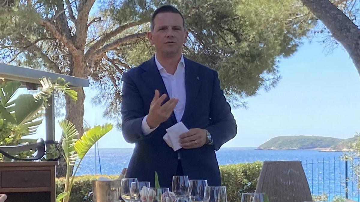 Giuseppe Losciale, der neue Chef im Hotel St. Regis Mardavall auf Mallorca, am Freitag (17.4.) bei der Begrüßung der Gäste.