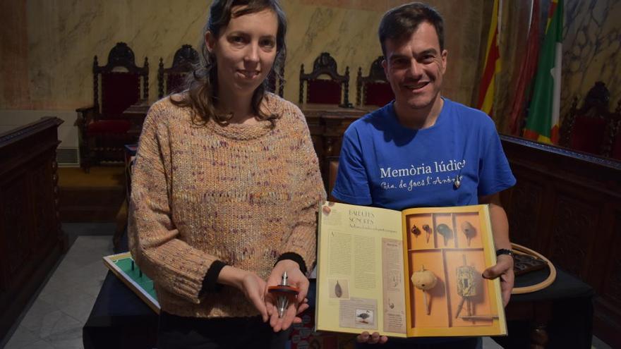 Roser Rifà  mostra una baldufa i Òscar Garcia un llibre sobre la seva elaboració