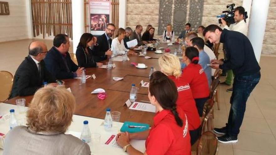 Autoridades consulares, locales, gubernamentales y turísticas, en la reunión de trabajo celebrada ayer en el BH Magaluf.