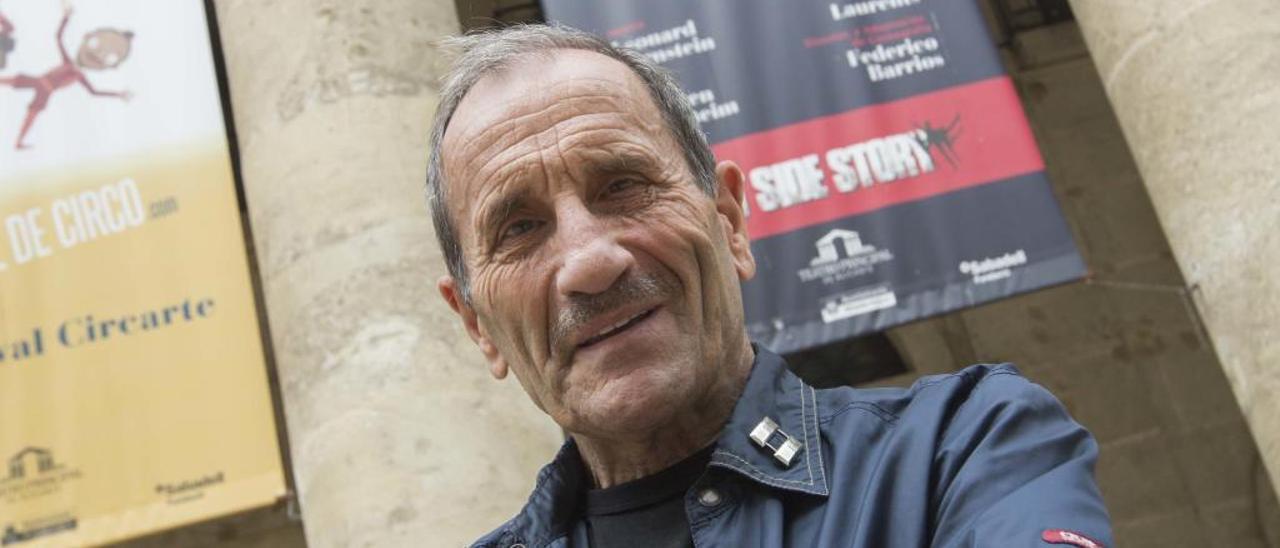 El productor José María Cámara, ante el cartel de West Side Story en el Principal de Alicante.