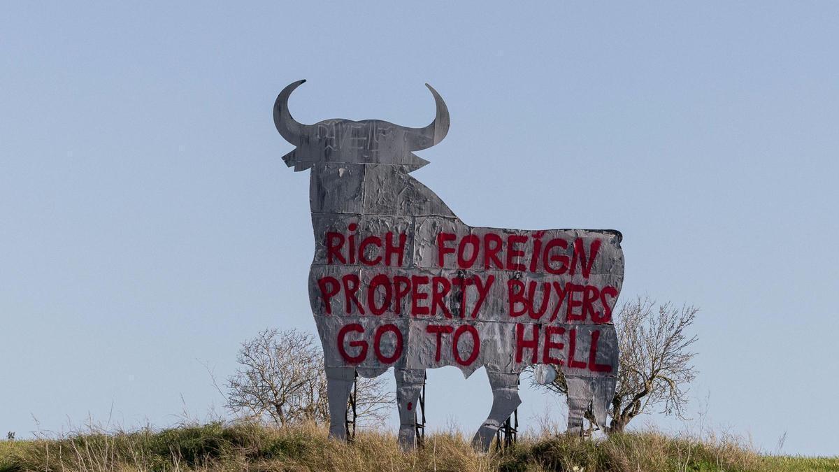 El Toro de Osborne, amb la frase "extrangers rics i compradors de propietats, anau a l'infern".
