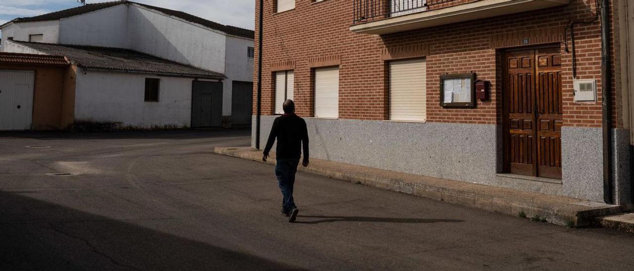 Un hombre camina por un pueblo de la Zamora rural. |