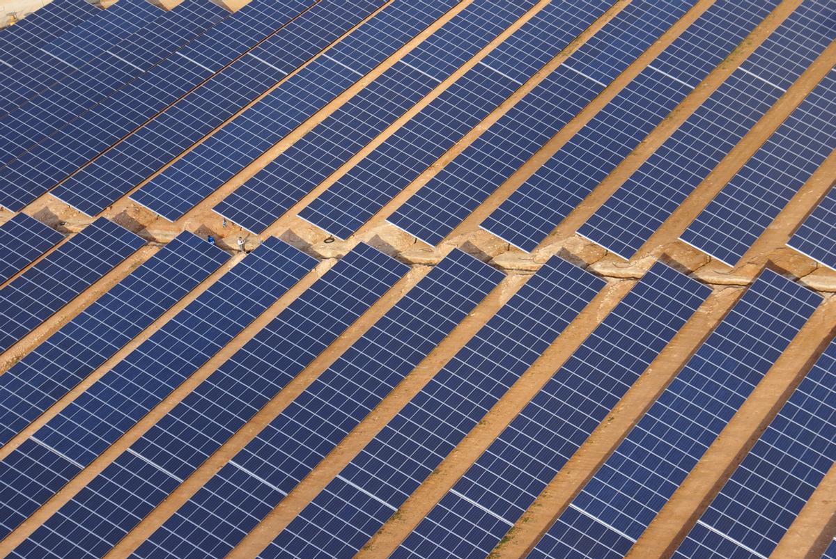 Planta fotovoltaica sobre terreno árido de la Comunitat Valenciana.