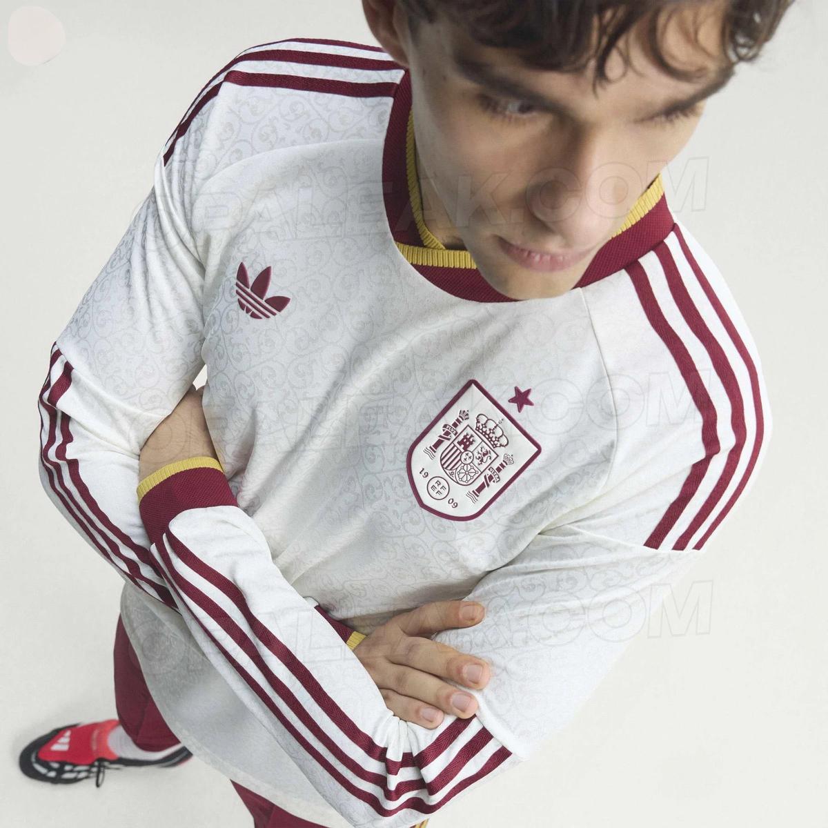 La segunda equipación de manga larga.