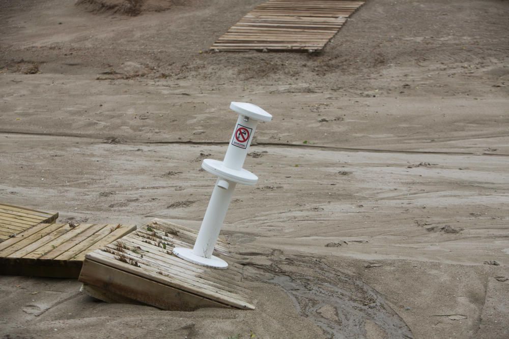 Imágenes de la playa de San Juan, donde la lluvia ha ocasionado serios daños en el arenal y el paseo peatonal.