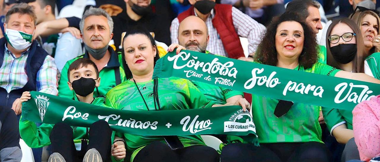 Aficionados del Córdoba CF en El Arcángel en el partido ante el Villanovense.