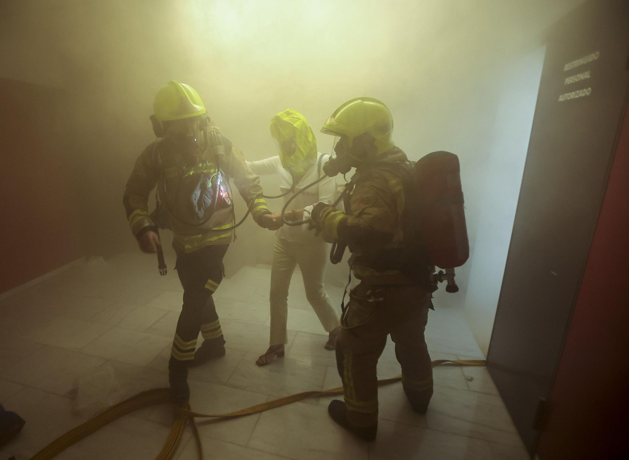 Simulacro de los bomberos en el Centro de Sanidad de la calle Gerona