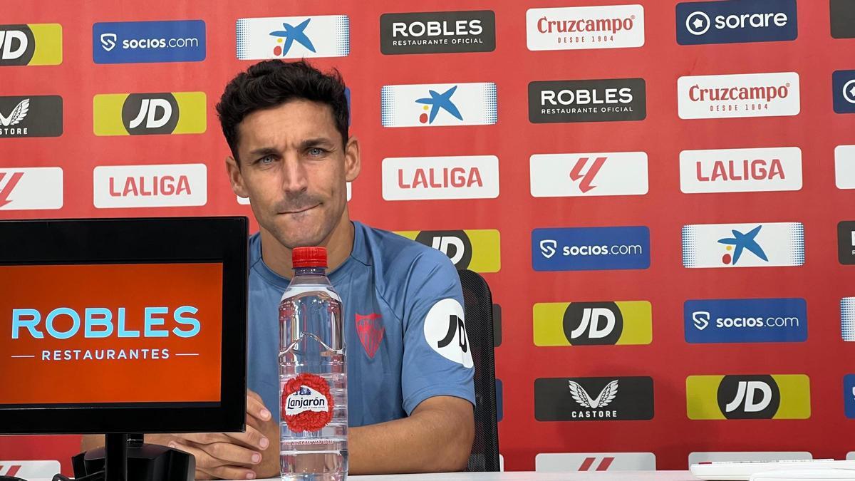 Jesús Navas atiende a los medios en la semana previa al derbi