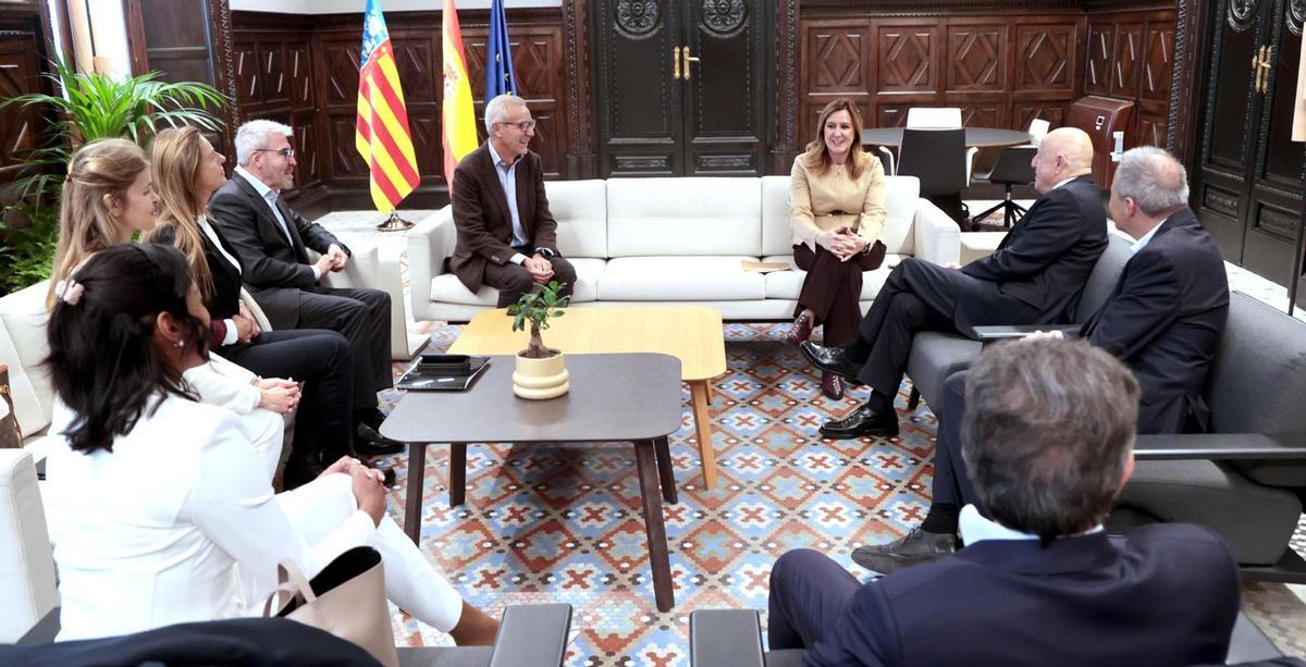 Reunión de Olivo y su equipo con María José Catalá y Santiago Ballester
