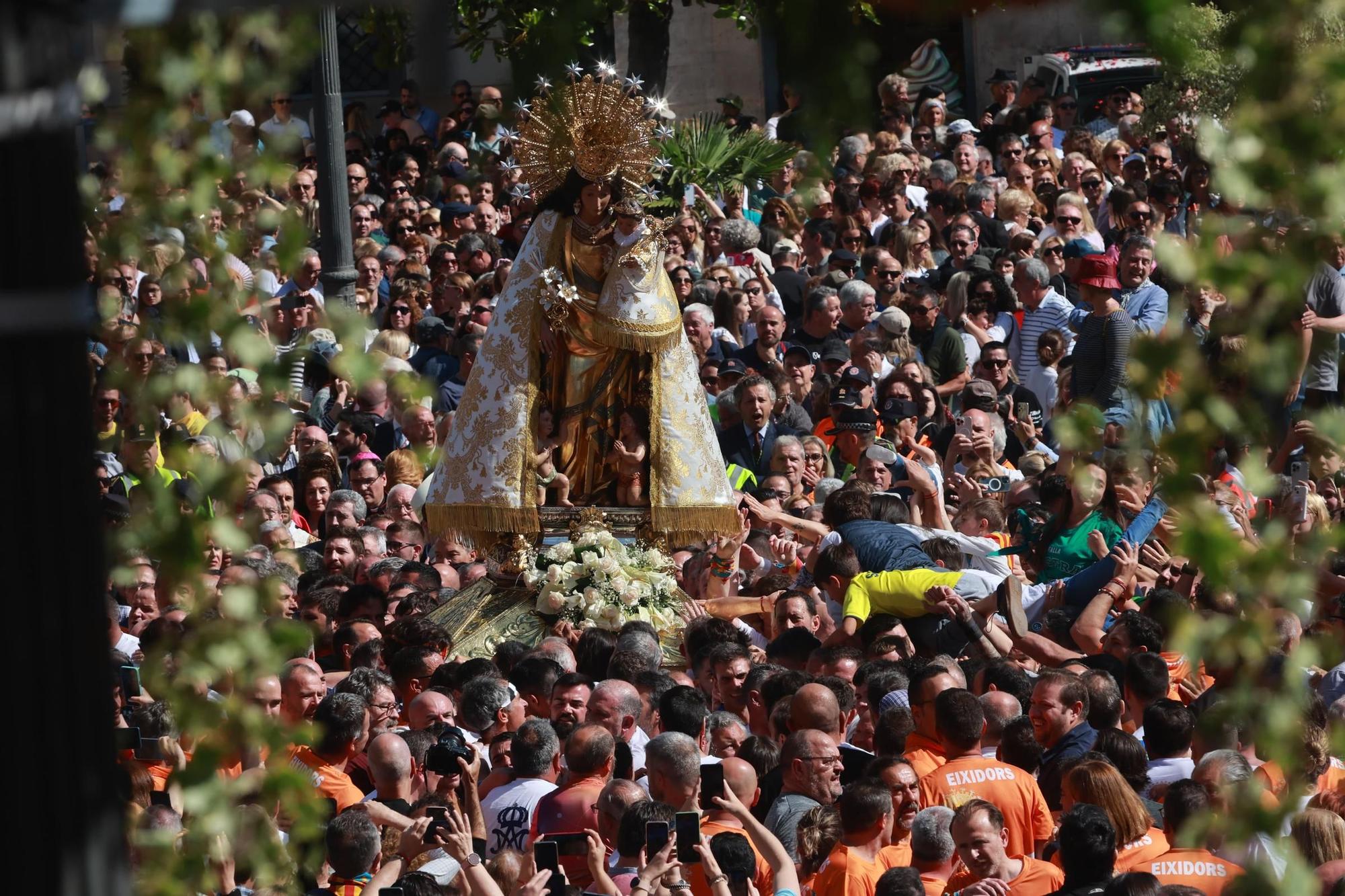 FOTOGALERÍA | Una multitud arropa a la Virgen de los Desamparados en su traslado a la Catedral