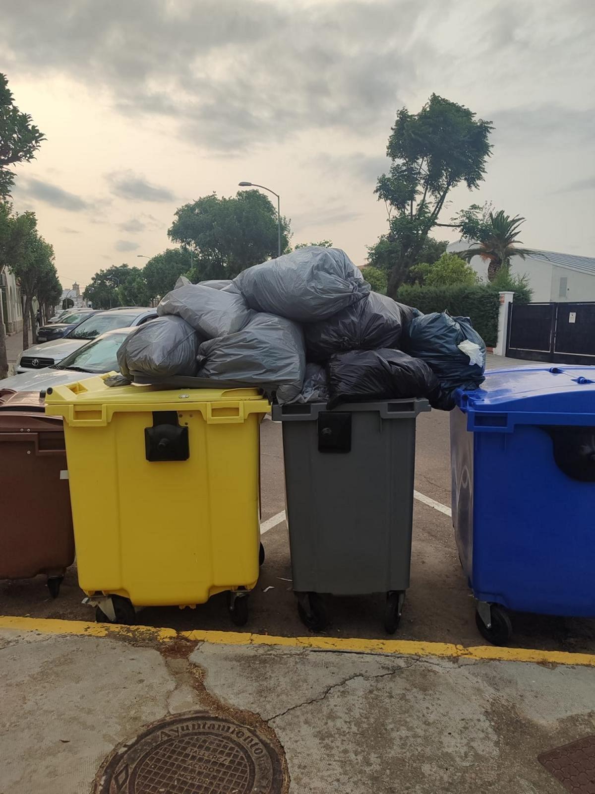 Bolsas de basura que no caben en los contenedores de fracción resto.