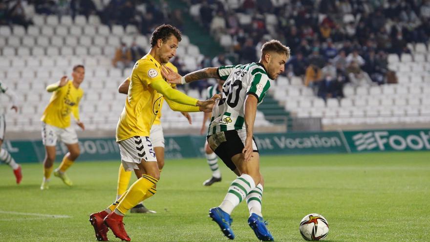 Antonio Casas protege el balón ante Meseguer, durante el encuentro entre el Córdoba CF y el CD Ebro, en El Arcángel.