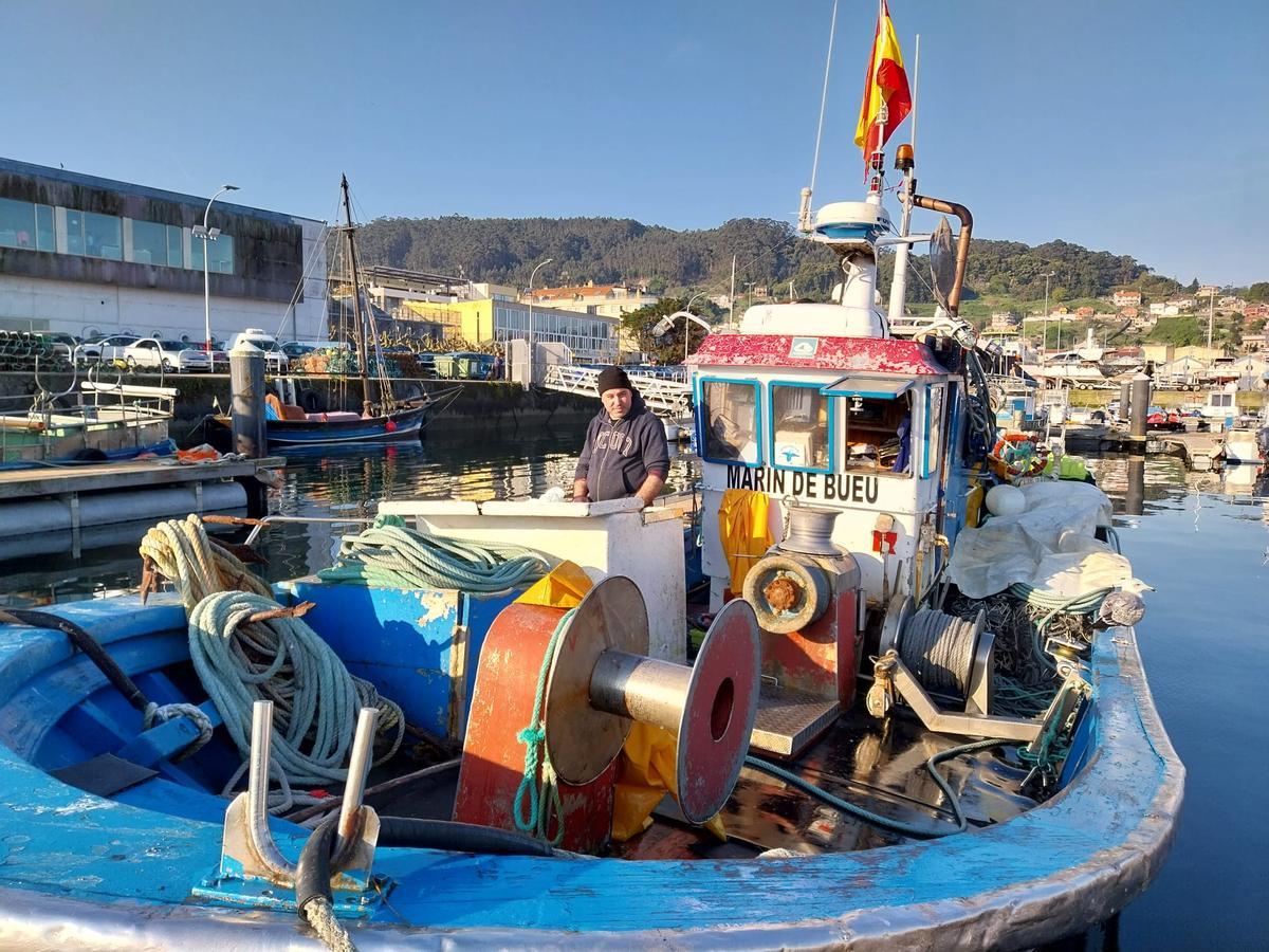 El patrón del "Marín de Bueu", David Simes, el único barco del cerco que queda en Bueu, este martes en el puerto.