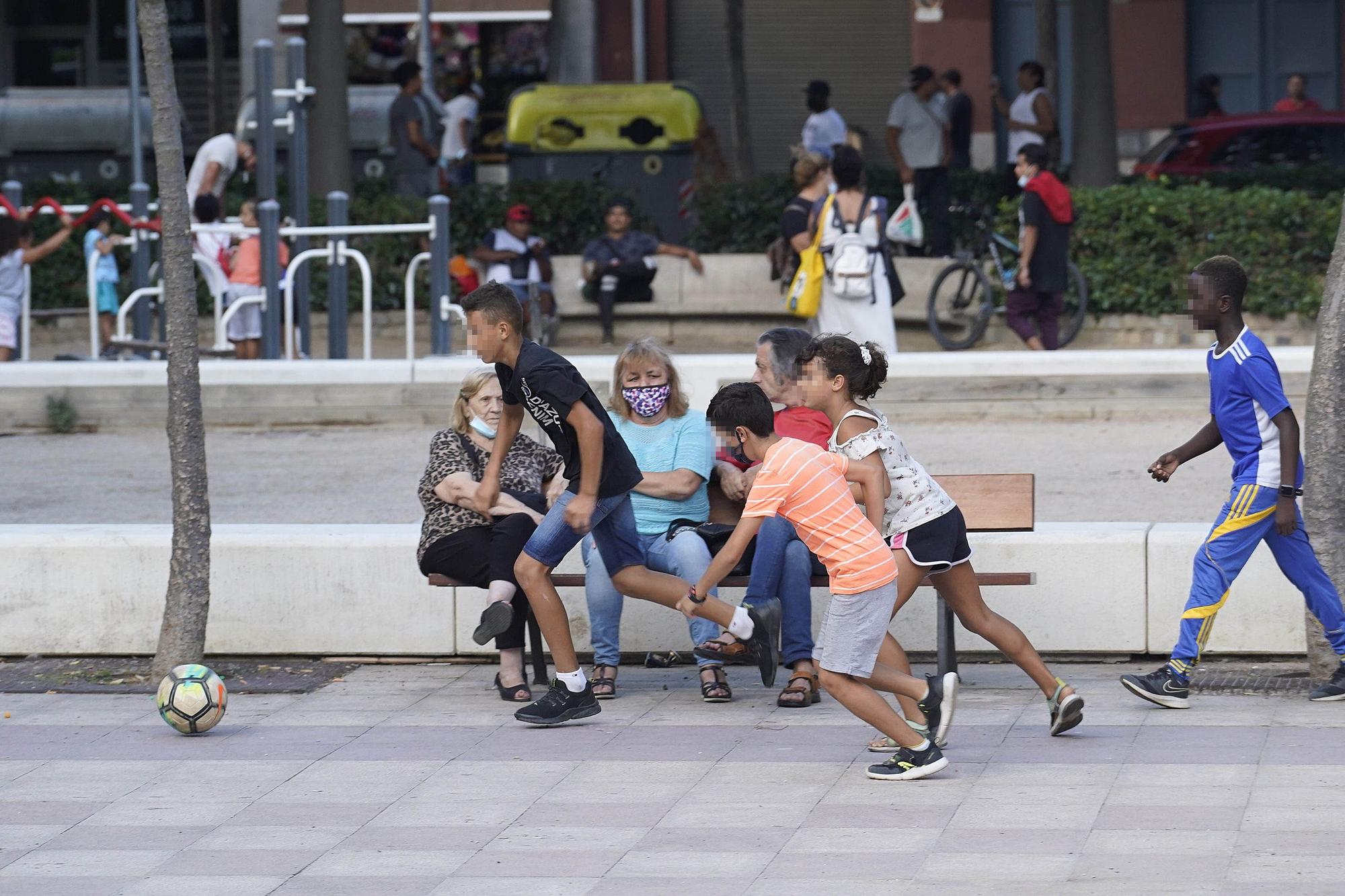 Les famílies reclamen un espai a la plaça del Barco per jugar a pilota
