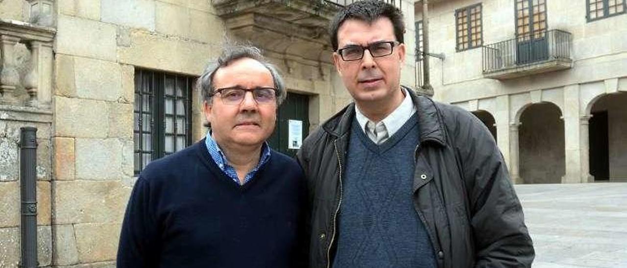 Rafael Vallejo (izd) con el otro coordinador del simposio que se celebra en Poio sobre historia del turismo, Carlos Larrinaga. // R.V.