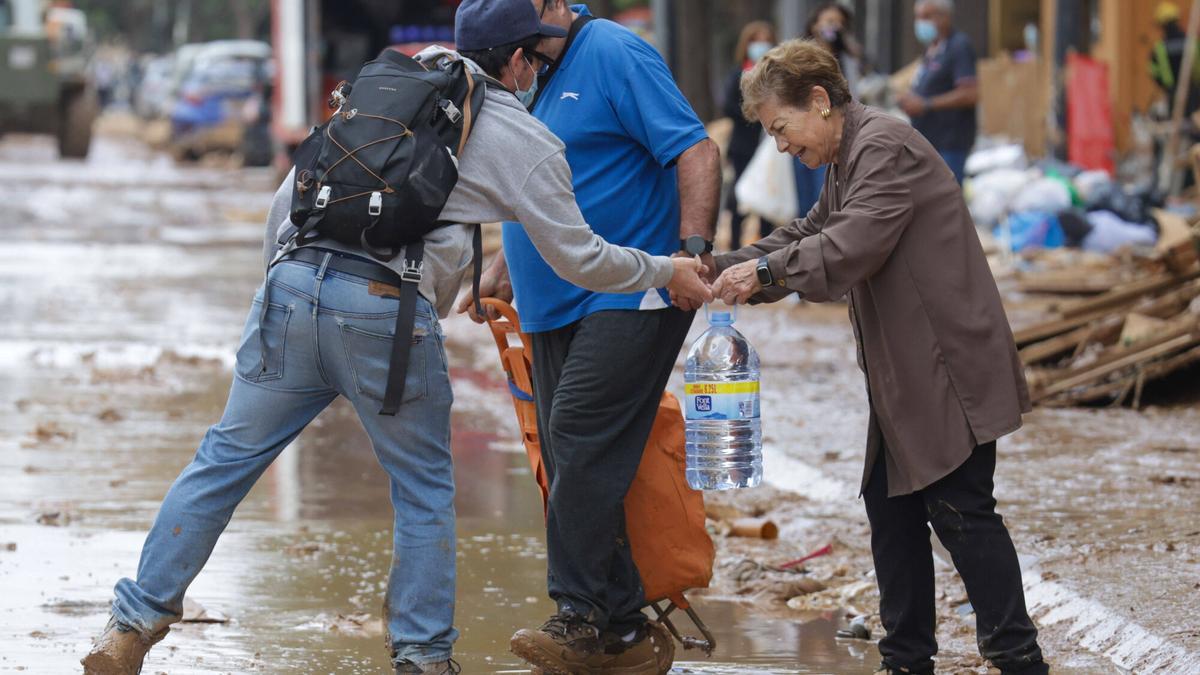 Una vecina mayor de Benetússer cruza la calle en la tragedia del 29 de octubre.
