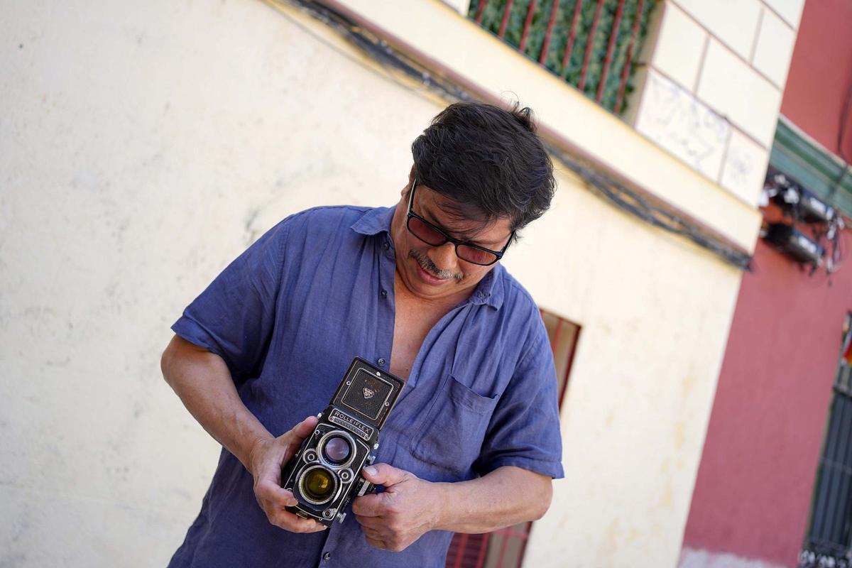 Luis Baylón, con su eterna cámara Rolleiflex.