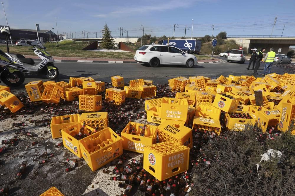 Un camión cargado de botellines de cerveza pierde su mercancía en Xàtiva