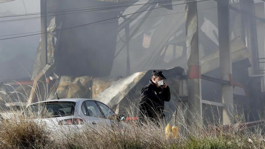 Los bomberos trabajan en contener la contaminación por ácidos en Paterna