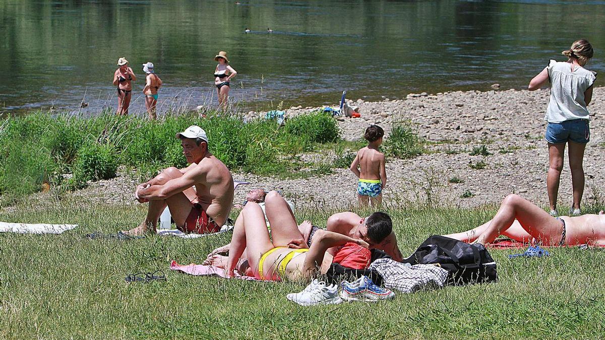 Bañistas en la zona termal de A Chavasqueira.  |  // IÑAKI OSORIO