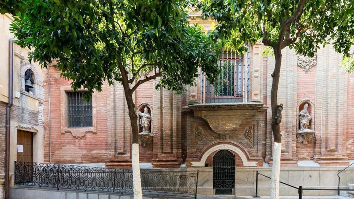 Fachada de la capilla Sacramental de la Colegial del Divino Salvador.