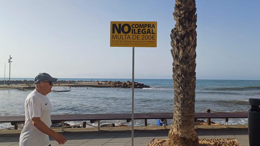 ¿Podrán estos carteles que amenazan a los turistas con multas frenar el top manta en Torrevieja?