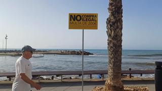 ¿Podrán estos carteles que amenazan con multar a los turistas frenar el top manta en Torrevieja? (julio 2024)