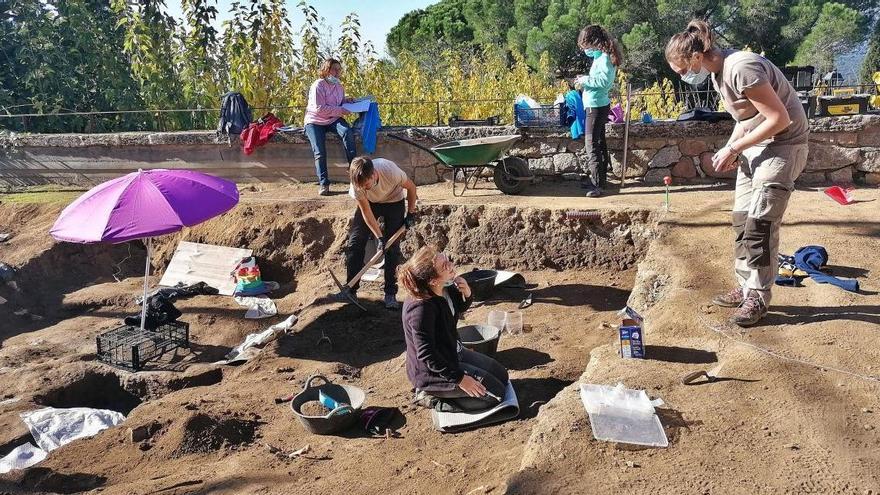 Els arqueòlegs treballant a la necròpolis de Sant Martí de Romanyà