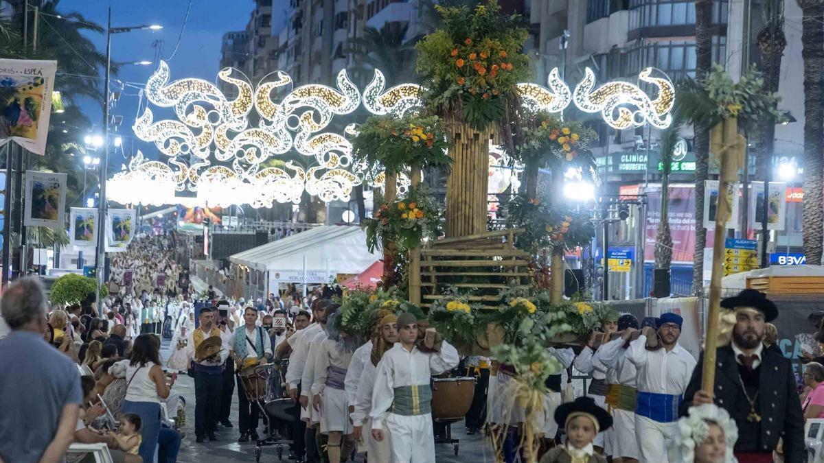 La hoguera Florida Portazgo revalida el primer premio a la mejor Ofrenda de Flores de Alicante
