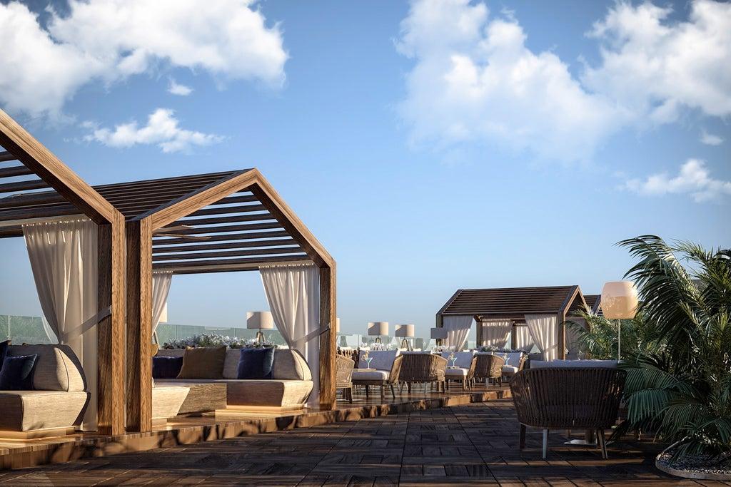 Terraza con vistas al atardecer y a los tejados de Barcelona. 