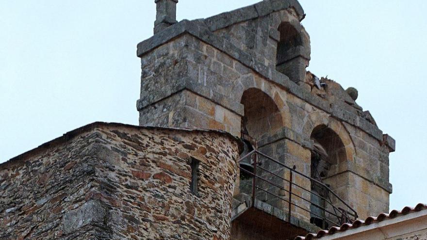 Un rayo destroza parte de la torre y techumbre de la iglesia de Alcañices
