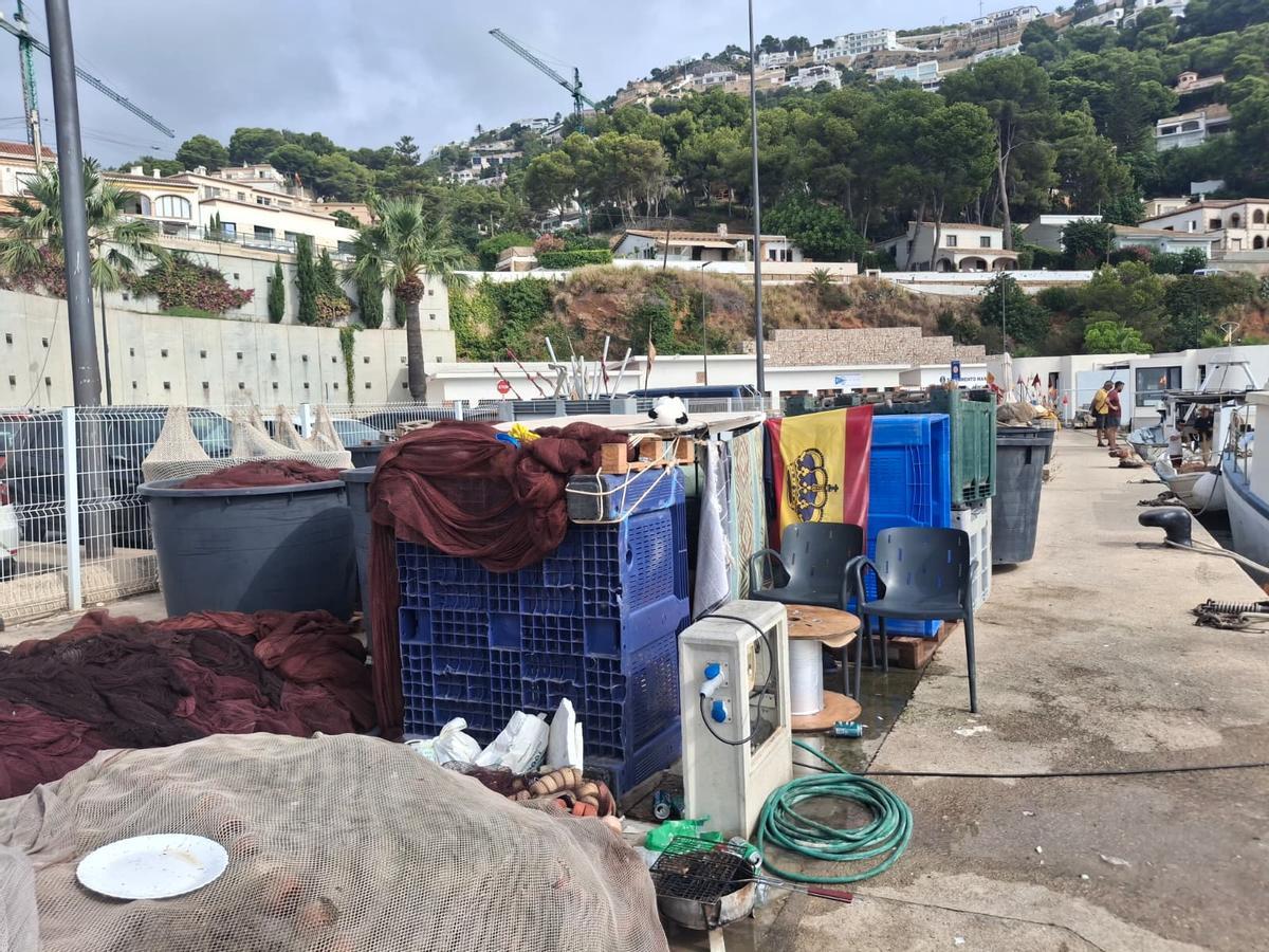 La cabaña que se ha hecho en el muelle el conflictivo "okupa"