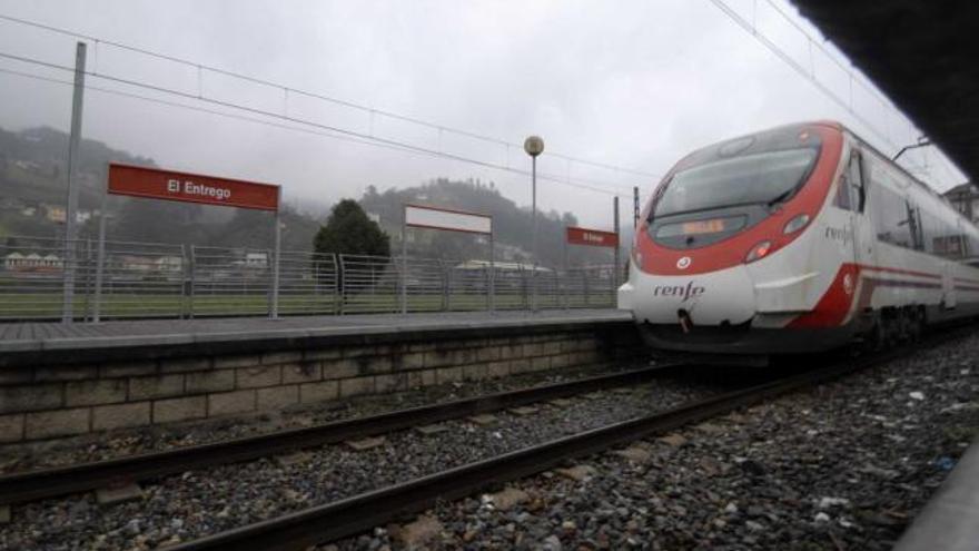 Un tren de Renfe, en la estación de El Entrego.