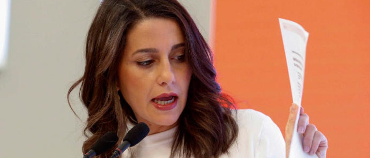 Inés Arrimadas durante la rueda de prensa de ayer.