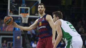 Claver, con el balón, ante Panin. 