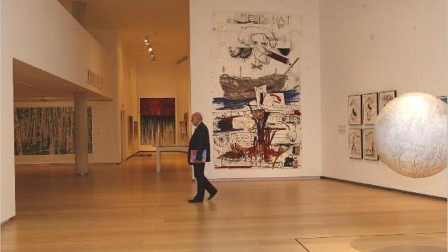 Un visitante pasa ante la obra de Paul McCarthy incluida en la exposición &quot;Compass in hand&quot;.