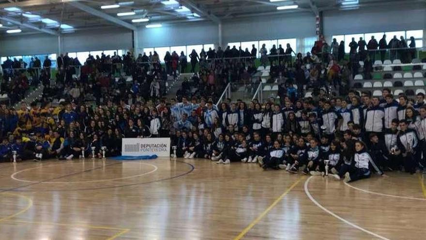 Los combinados gallegos y asturianos que participaron en el Torneo Diputación de Pontevedra posan en el pabellón Monte da Vila. // Muñiz