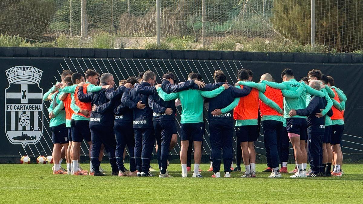 Javi Rey intenta que la plantilla permanezca unida en un momento de dudas