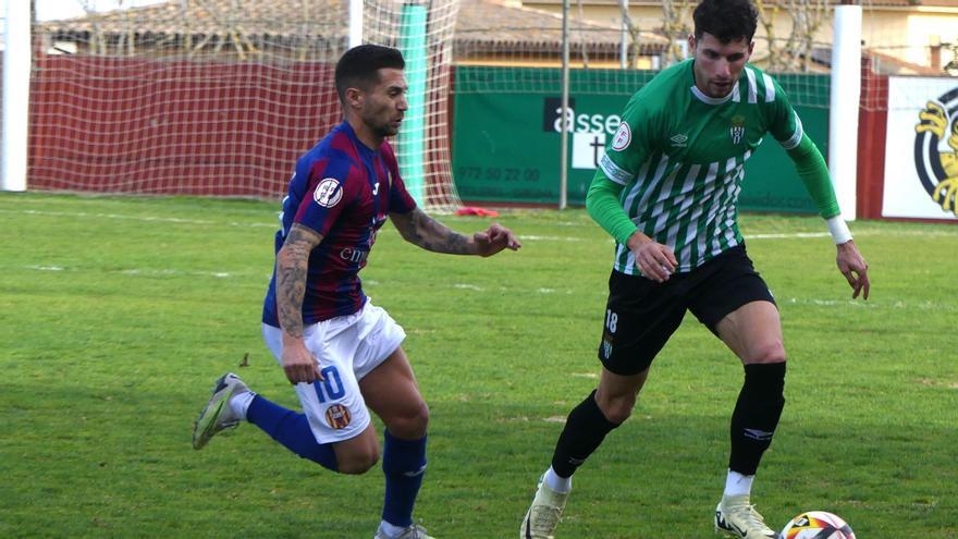 Ferri, a la dreta, en el partit Peralada-L'Escala