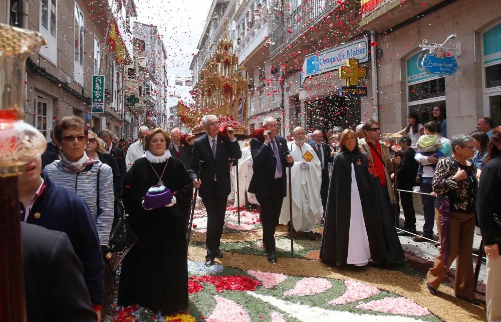 La lluvia ha amenazado la procesión y las alfombras florales, pero finalmente el recorrido se ha realizado con normalidad.