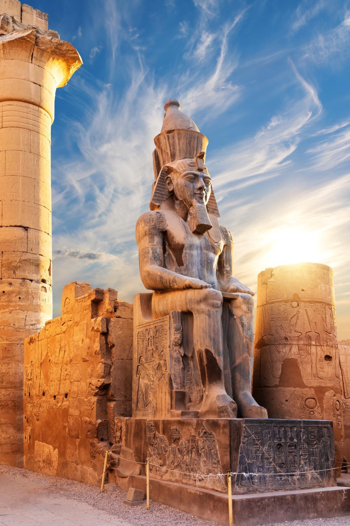 Estatua de Ramesses II en el Templo de Luxor (Egipto)